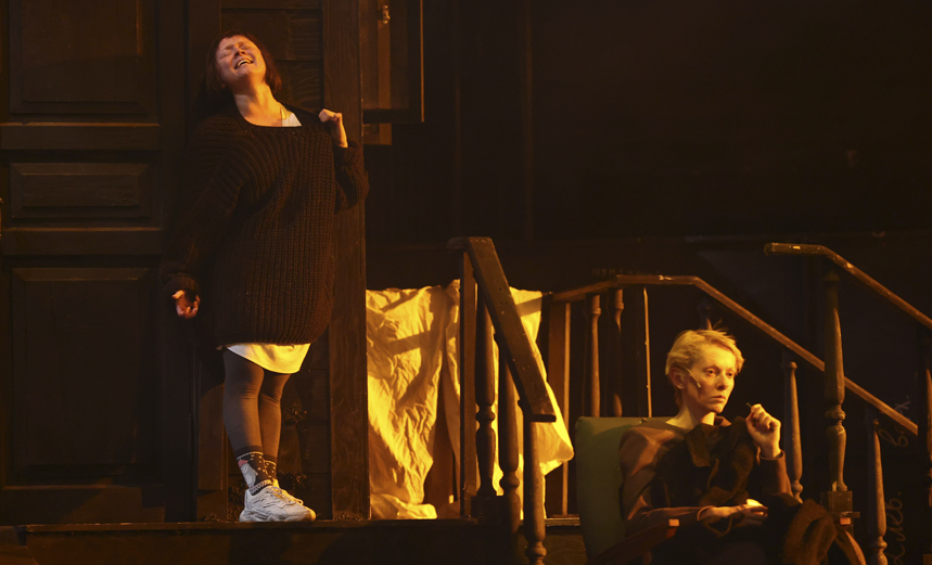 Я Была в дома и ждала, чтоб дождь пришел