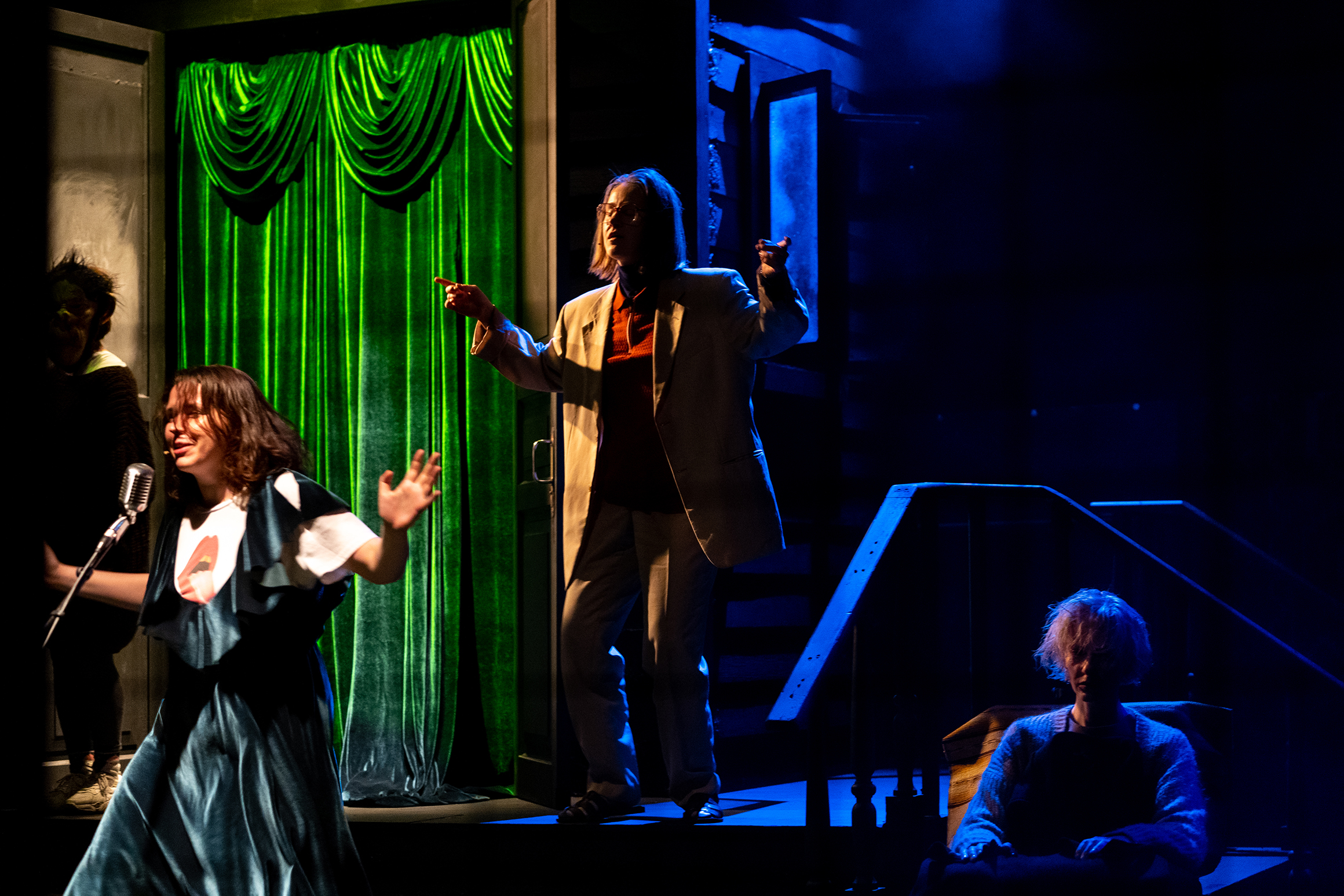 Я была в доме и ждала, чтоб дождь пришел