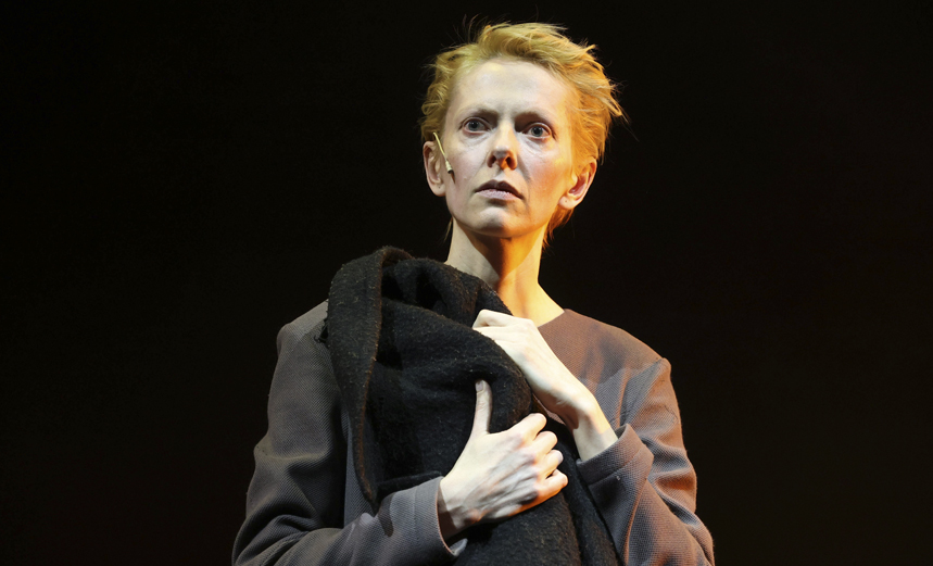 Я Была в дома и ждала, чтоб дождь пришел