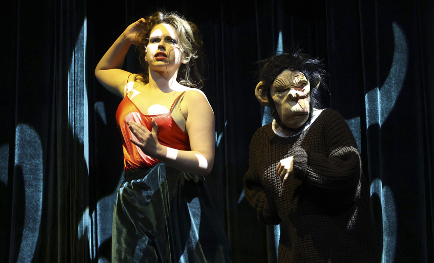 Я Была в дома и ждала, чтоб дождь пришел