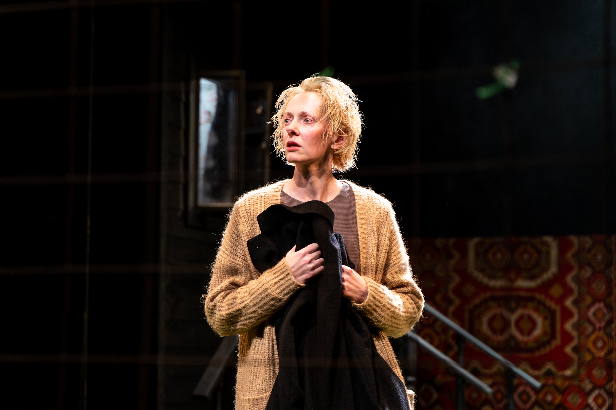 Я была в доме и ждала, чтоб дождь пришел