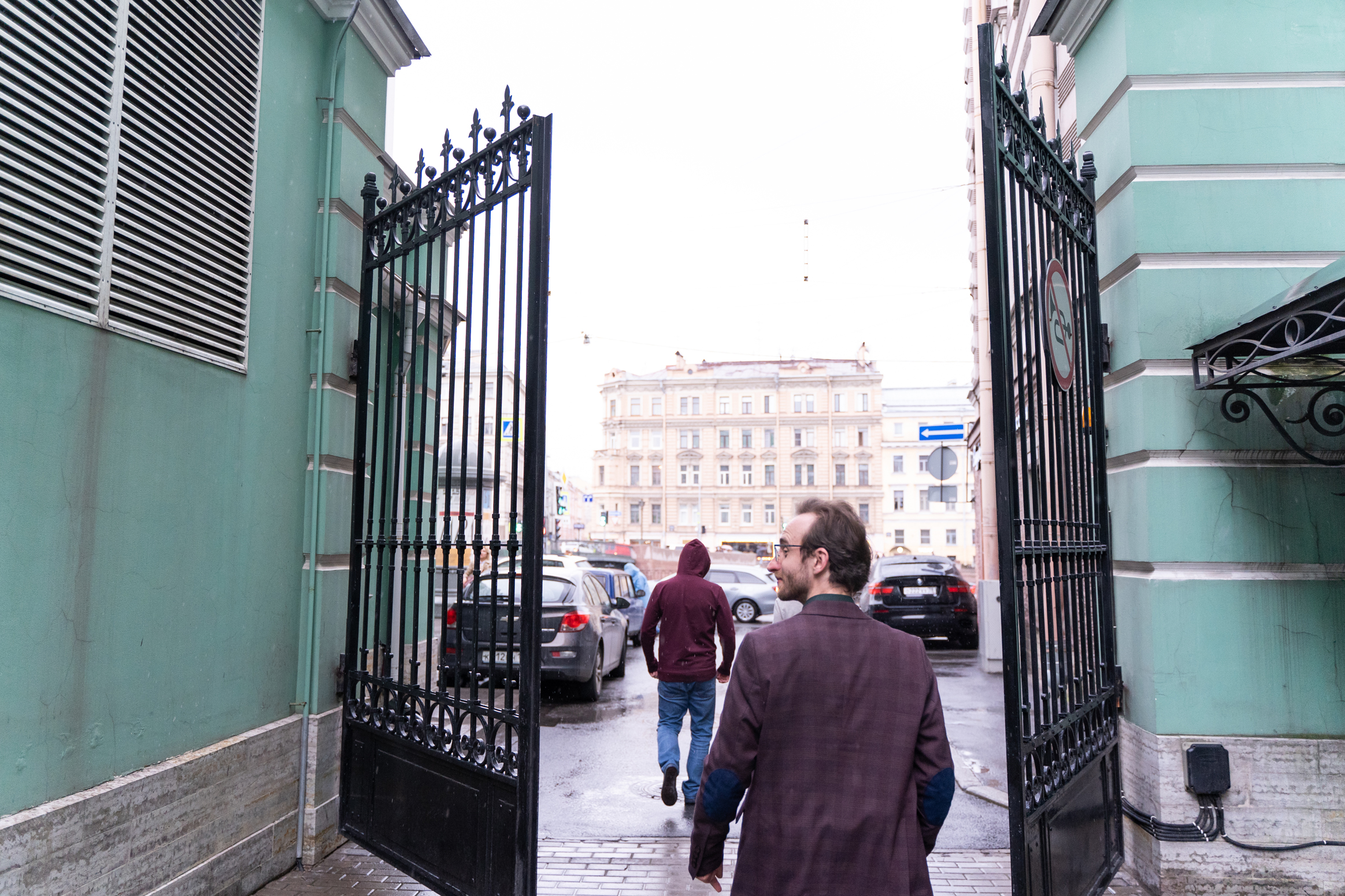 Лицом к стене