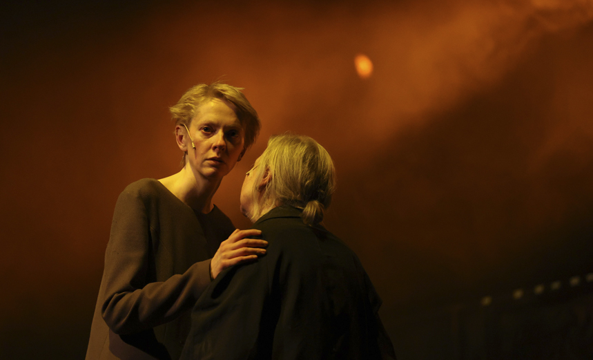 Я Была в дома и ждала, чтоб дождь пришел