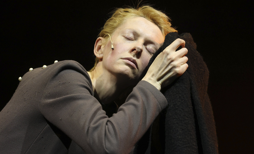 Я Была в дома и ждала, чтоб дождь пришел