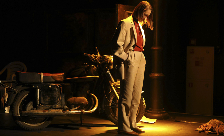 Я Была в дома и ждала, чтоб дождь пришел